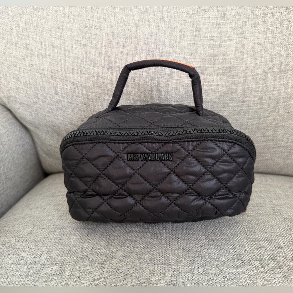 EEUC MZ Wallace Black Metro Accordion